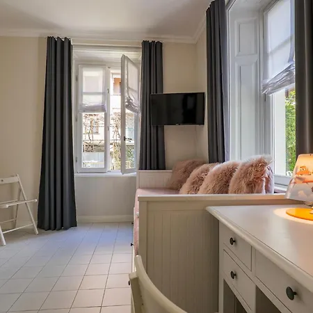 Rachel Quadro Apartment Intra